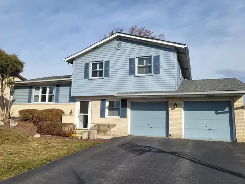 1316 Parker Pl, Elk Grove Village, IL 60007