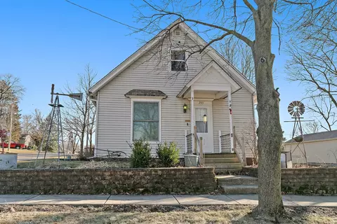 293 E Jackson Ave, Hampshire, IL 60140