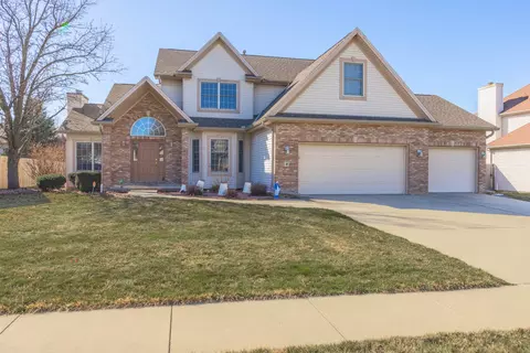4 Conway Cir, Bloomington, IL 61704