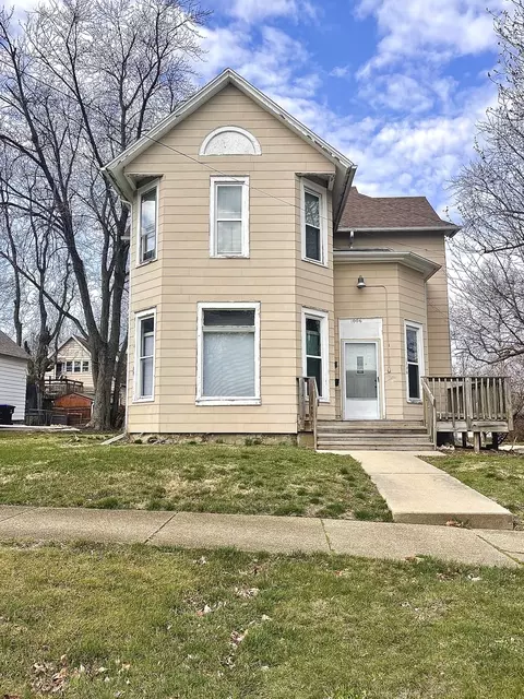 1006 N Roosevelt Ave, Bloomington, IL 61701