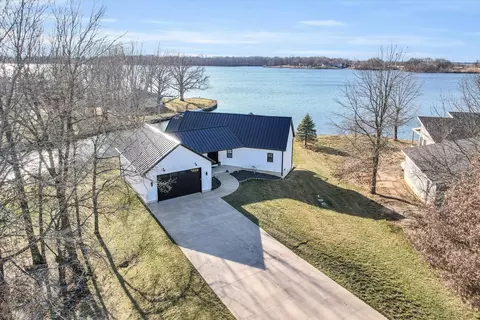 15 Oak Pointe Dr, Neoga, IL 62447