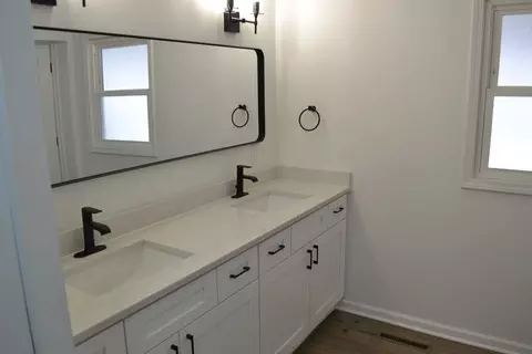 Bath - 315 Macgregor Rd, Lockport, IL 60441 photo 2 of 3