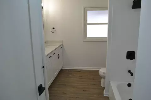 Bath - 315 Macgregor Rd, Lockport, IL 60441 photo 1 of 3