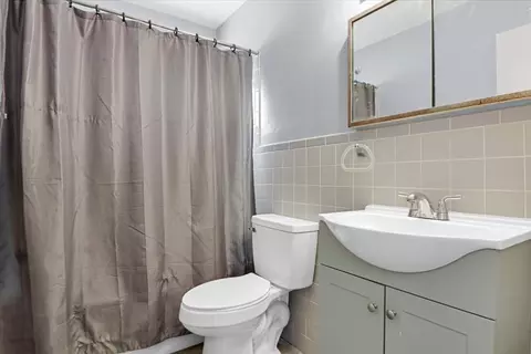Bath - 7 James Pl, Bloomington, IL 61701 photo 1 of 1