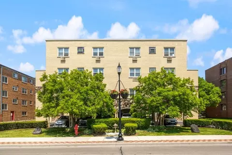 5220 Oakton St #305, Skokie, IL 60077