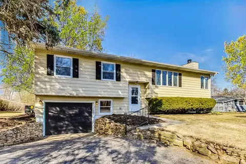 521 Woodland Trl, Sycamore, IL 60178