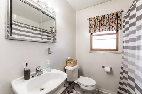 Bath - 105 Elm St, Elgin, IL 60123 photo 5 of 5