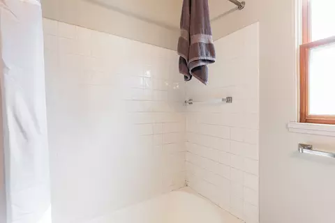 Bath - 105 Elm St, Elgin, IL 60123 photo 4 of 5
