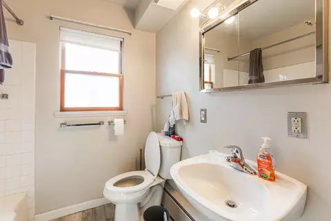 Bath - 105 Elm St, Elgin, IL 60123 photo 3 of 5