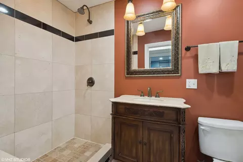 Bath - 642 E 50th St #1E, Chicago, IL 60615 photo 4 of 5