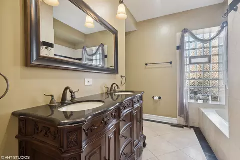 Bath - 642 E 50th St #1E, Chicago, IL 60615 photo 2 of 5
