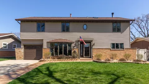 536 Shadywood Ln, Elk Grove Village, IL 60007