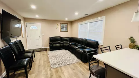 Living - 1318 Alpine Ct #1318, Wheeling, IL 60090 photo 1 of 1