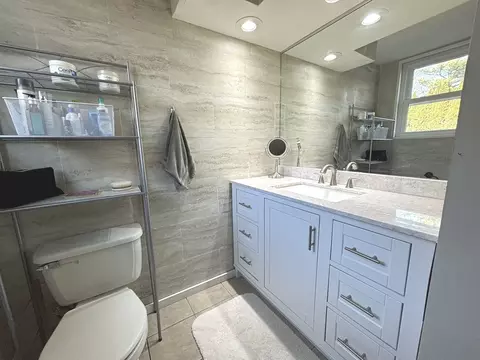 Bath - 1604 Arrowhead Dr, Bloomington, IL 61704 photo 1 of 2