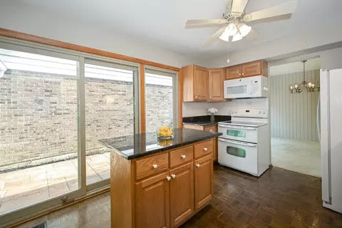 Kitchen - 2128 Creekside Dr, Wheaton, IL 60189 photo 2 of 3