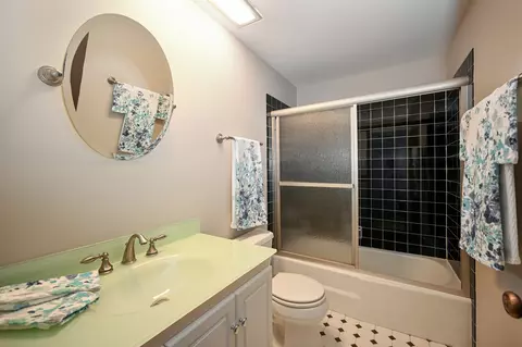 Bath - 2128 Creekside Dr, Wheaton, IL 60189 photo 3 of 3