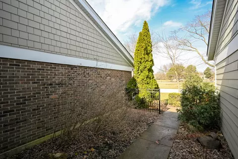Exterior - 2128 Creekside Dr, Wheaton, IL 60189 photo 5 of 8