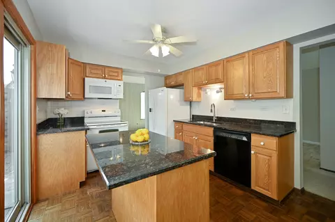 Kitchen - 2128 Creekside Dr, Wheaton, IL 60189 photo 1 of 3