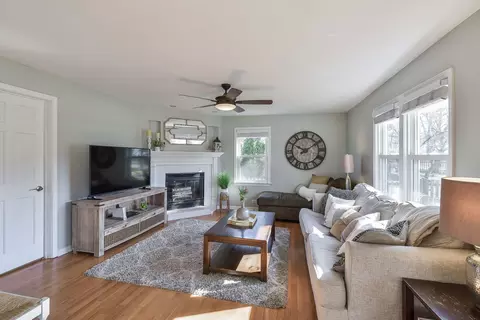 Living - 609 E Liberty Dr, Wheaton, IL 60187 photo 3 of 4