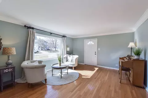 Living - 609 E Liberty Dr, Wheaton, IL 60187 photo 1 of 4