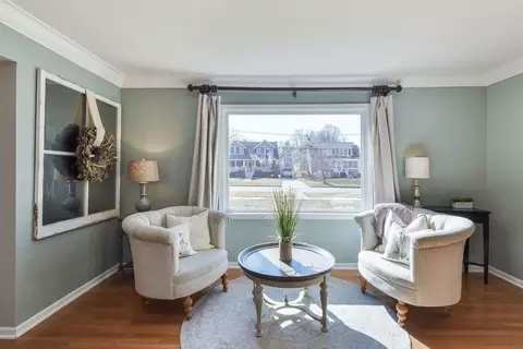 Living - 609 E Liberty Dr, Wheaton, IL 60187 photo 2 of 4