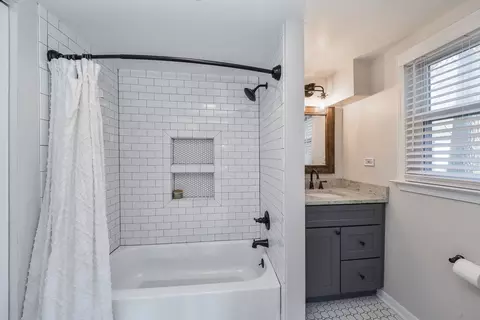 Bath - 609 E Liberty Dr, Wheaton, IL 60187 photo 1 of 1