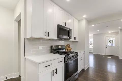 Kitchen - 1390 S 5th Ave, Des Plaines, IL 60018 photo 4 of 4