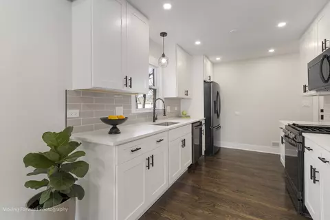 Kitchen - 1390 S 5th Ave, Des Plaines, IL 60018 photo 2 of 4