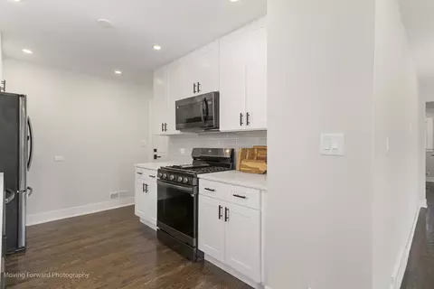Kitchen - 1390 S 5th Ave, Des Plaines, IL 60018 photo 3 of 4