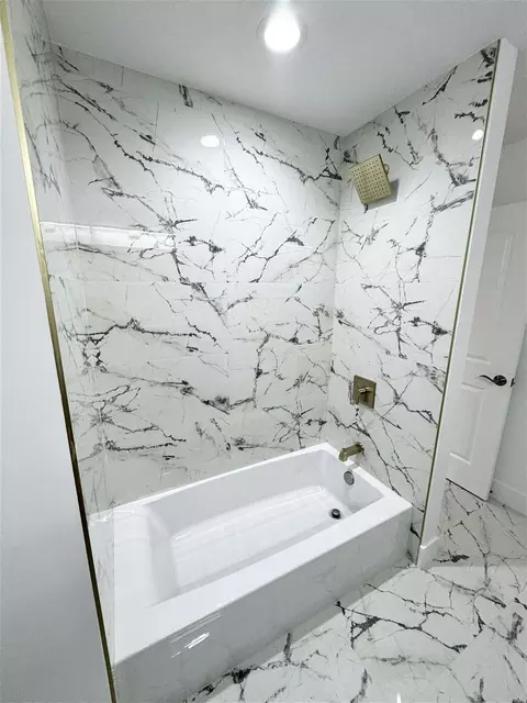 Bath - 18830 Ruth Dr, Mokena, IL 60448 photo 3 of 8