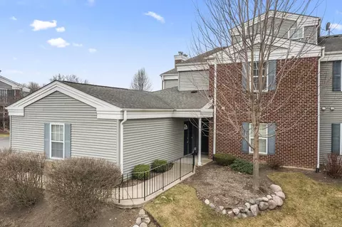 8120 Honeysuckle Ct, Fox Lake, IL 60020