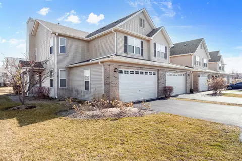 373 Bluegrass Pkwy #373, Oswego, IL 60543