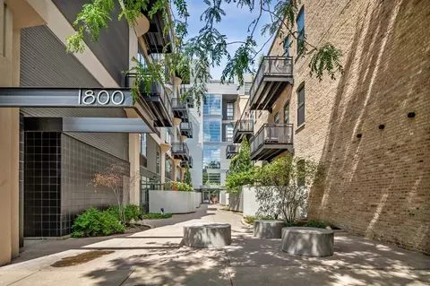 1800 W Grace St #426, Chicago, IL 60613