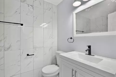 Bath - 1044 W 103rd Pl, Chicago, IL 60643 photo 1 of 4