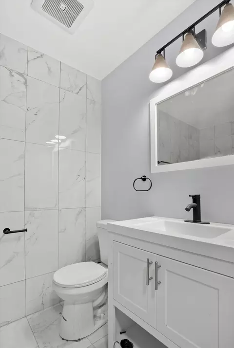 Bath - 1044 W 103rd Pl, Chicago, IL 60643 photo 2 of 4