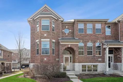 27 N W728 N Meadowview Dr, Winfield, IL 60190