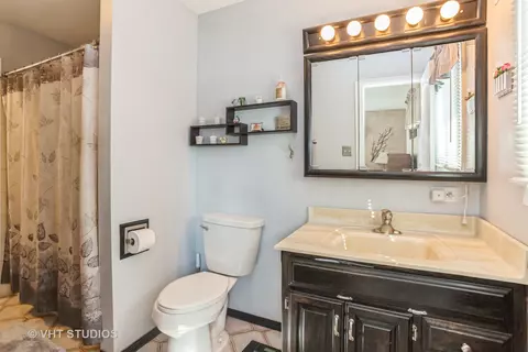 Bath - 600 Edgemont Ln, Hoffman Estates, IL 60169 photo 1 of 2