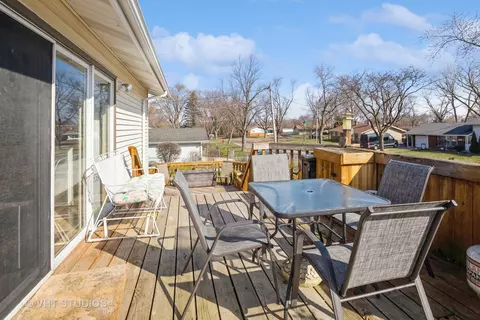Exterior - 600 Edgemont Ln, Hoffman Estates, IL 60169 photo 2 of 5