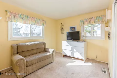 Living - 600 Edgemont Ln, Hoffman Estates, IL 60169 photo 4 of 6