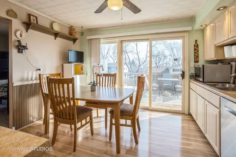 Dining - 600 Edgemont Ln, Hoffman Estates, IL 60169 photo 1 of 1