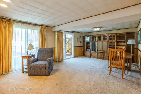 Living - 600 Edgemont Ln, Hoffman Estates, IL 60169 photo 5 of 6