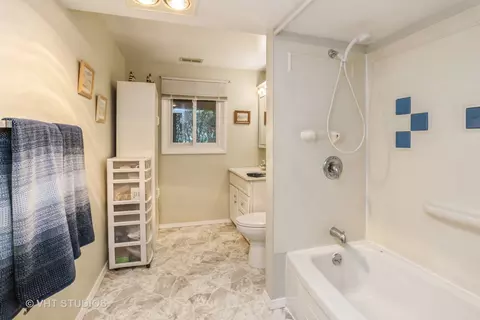 Bath - 600 Edgemont Ln, Hoffman Estates, IL 60169 photo 2 of 2