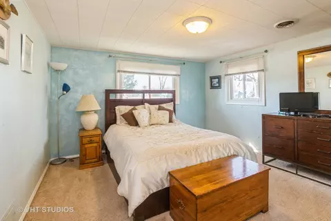 Bedroom - 600 Edgemont Ln, Hoffman Estates, IL 60169 photo 2 of 2