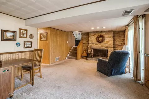 Living - 600 Edgemont Ln, Hoffman Estates, IL 60169 photo 6 of 6