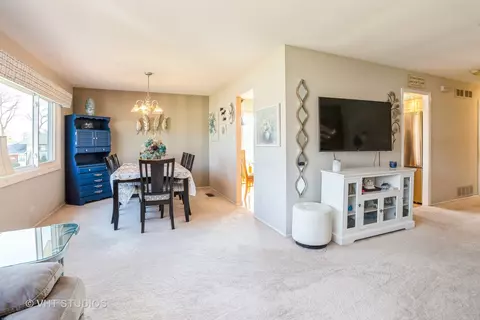 Living - 600 Edgemont Ln, Hoffman Estates, IL 60169 photo 3 of 6