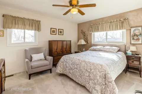 Bedroom - 600 Edgemont Ln, Hoffman Estates, IL 60169 photo 1 of 2