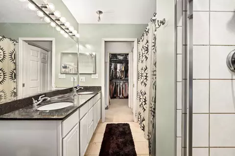 Bath - 2330 W Huron St #2E, Chicago, IL 60612 photo 2 of 3