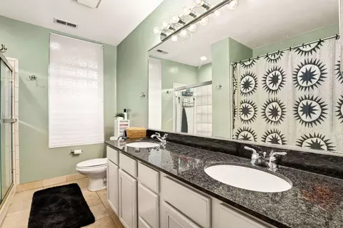 Bath - 2330 W Huron St #2E, Chicago, IL 60612 photo 1 of 3