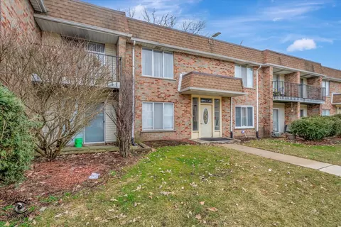 822 Sandra Dr #1B, University Park, IL 60484