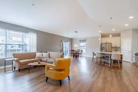 Living - 633 Slate Run, Elgin, IL 60124 photo 2 of 4
